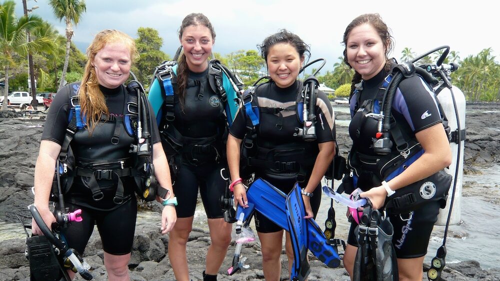 Students on Spring Term from Alma College wearing scuba gear and smiling at the camera for the photo