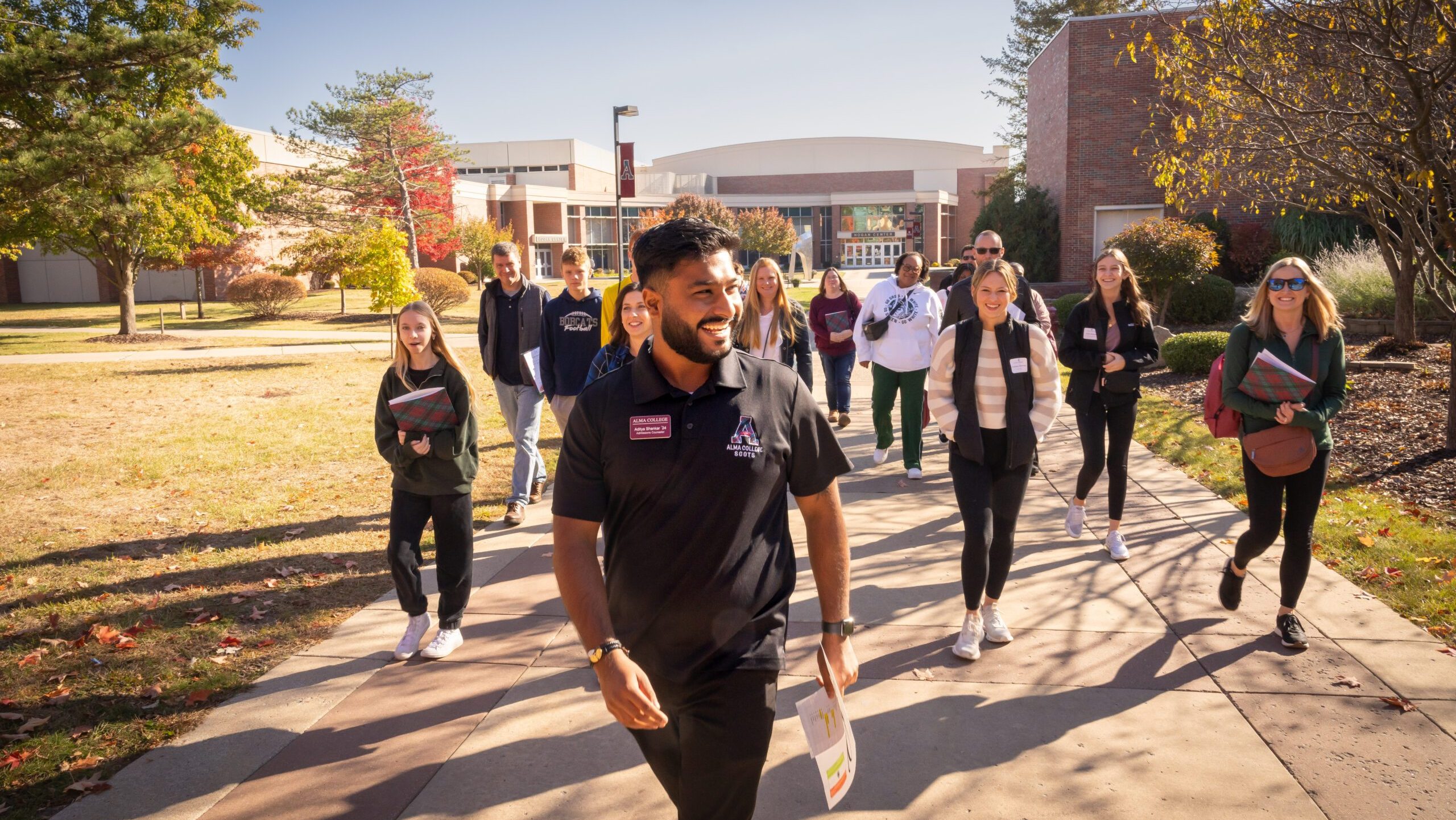 Alma College tour guide showing prospective students around campus