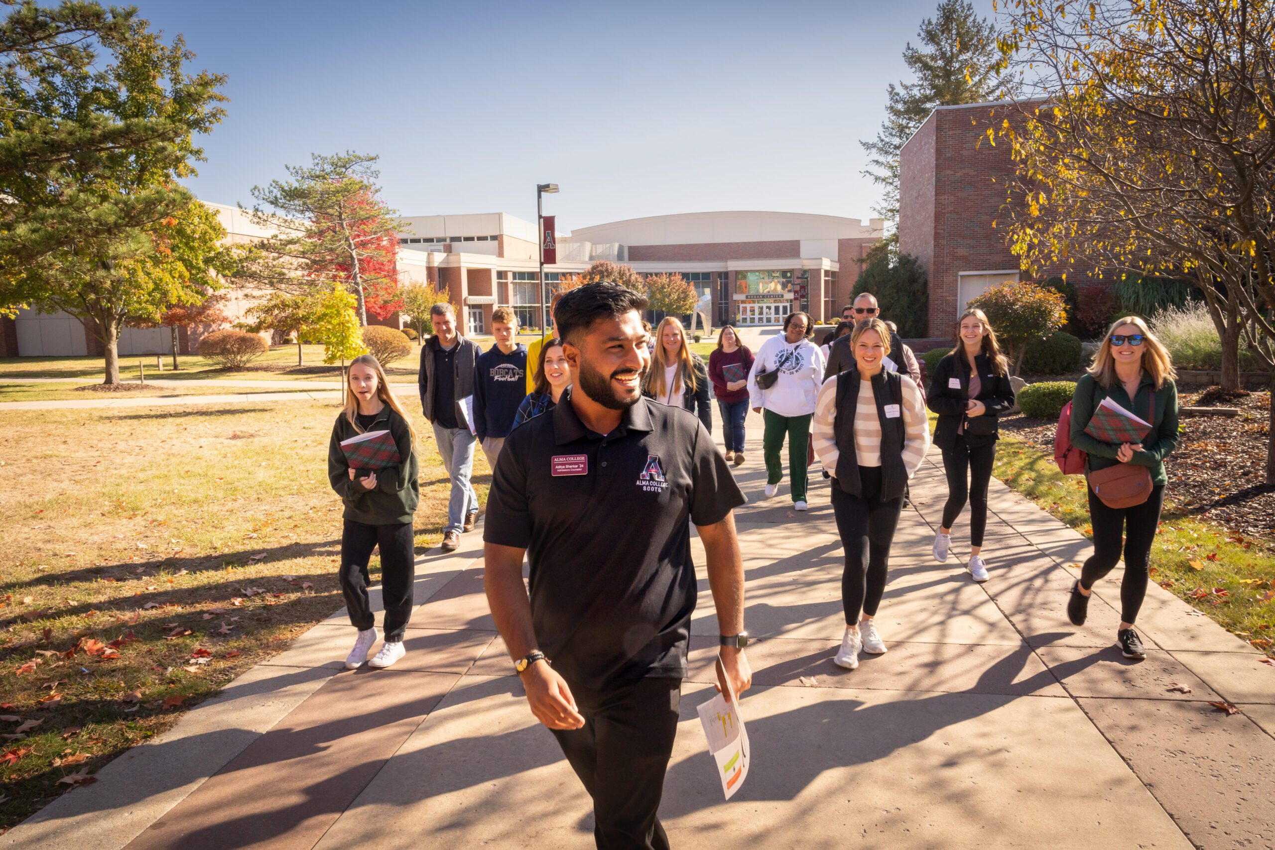 Alma College tour guide showing prospective students around campus